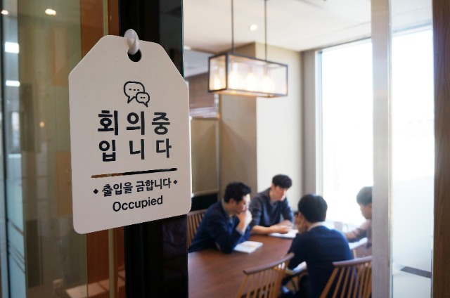 고용노동부 일생활균형_오케이몰 인터뷰_회의실.jpg